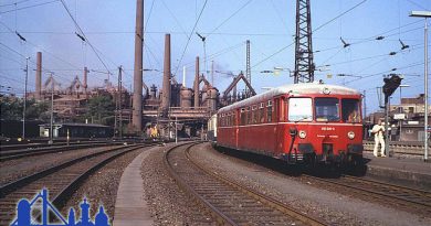 Am 29. September 1985 fuhr ein Sonderzug aus 515/815 auf der Köllertalbahn Völklingen- Lebach. Anlass war die Einstellung des Personenverkehrs auf der Gesamtstrecke. Hier steht der Sonderzug mit 2x 515 und 2x 815 des Bw Worms abfahrbereit auf Gleis 5 vor der imposanten Kulisse der ebenfalls um diese Zeit stillgelegten Völklinger Hütte. © Jörg Klawitter