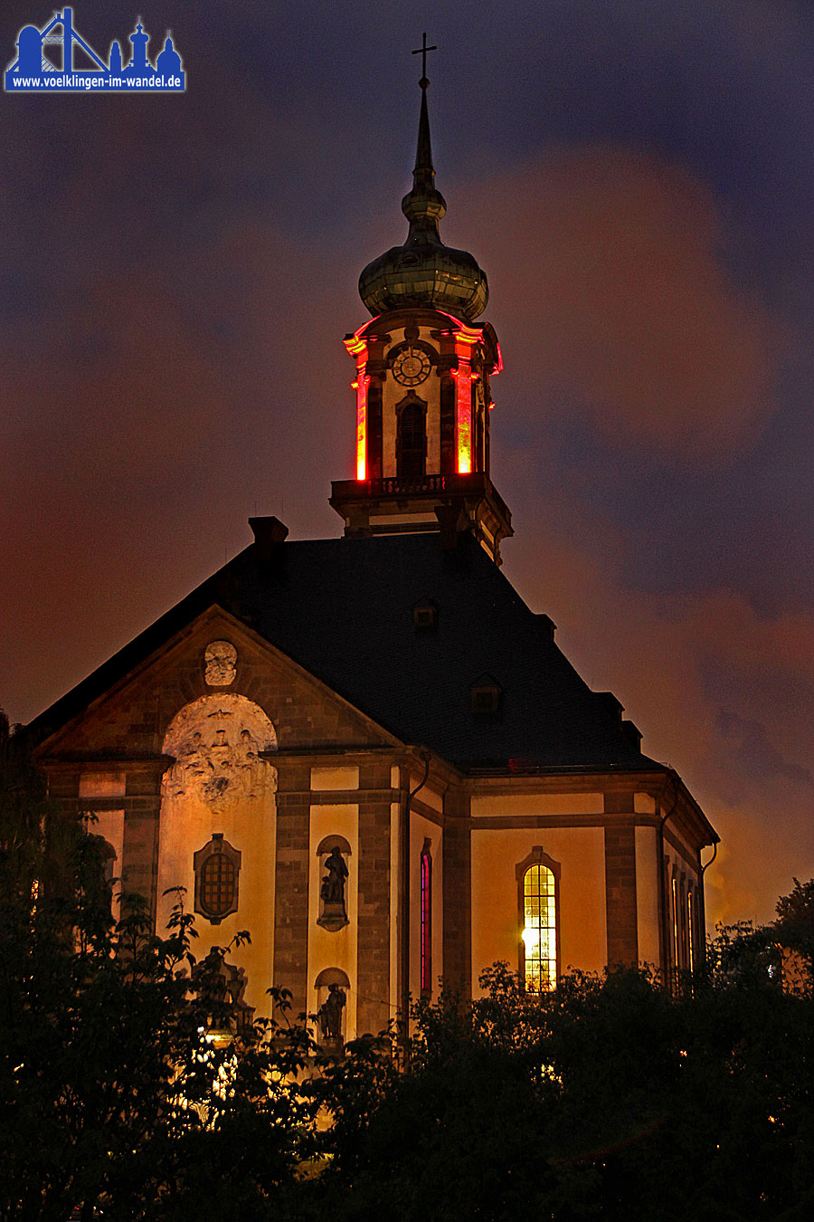 Die Versöhnungskirche strahlt in Rot