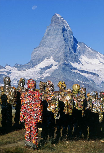 HA Schults "Trash People" am Matterhorn. Im Vordergrund: ein "Cola-Mann" Copyright: HA Schult 