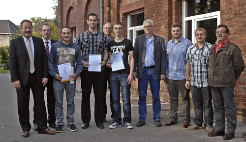 Auf dem Foto (v.l.n.r.): Peter Schweda, Patrik Hüttel-Gier (Leiter Technische Erstausbildung bei Saarstahl), Tibor Zimmermann, Christian Baldauf, Karl Stein (Leiter Technische Erstausbildung bei der Dillinger Hütte), Dennis Meder, Michael Fischer (Betriebsratsvorsitzender der Dillinger Hütte), Michael Mang (Jugend- und Auszubildendenvertretung Saarstahl), Björn Zimmermann (Betriebsrat Saarstahl) sowie Alex Schmitt (Betriebsrat Saarstahl).