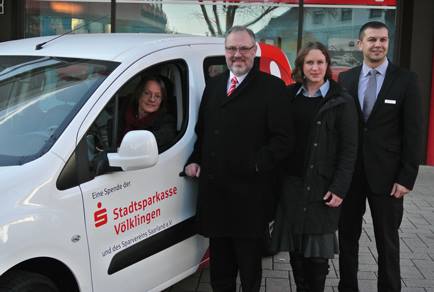 Rainer Hilcher übergibt an die Vertreterin des Diakonischen Werks an der Saar, Frau Sigrun Krack, das Auto