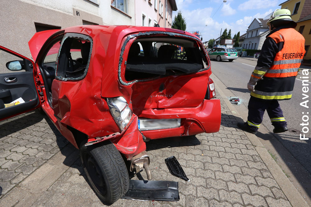 Der rote Renault Twingo ist ein Totalschaden (Foto: Avenia)