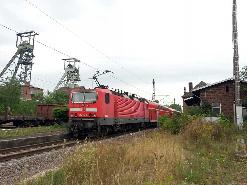 Täglich donnern viele Züge an Luisenthal vorbei (Foto: Hell)