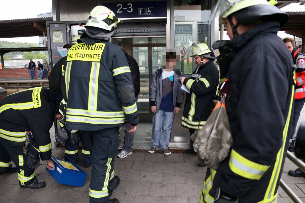 Die Feuerwehr rettet ein Kind aus dem Aufzug am Völklinger Bahnhof (Foto: Breaking News Saarland bei Facebook)