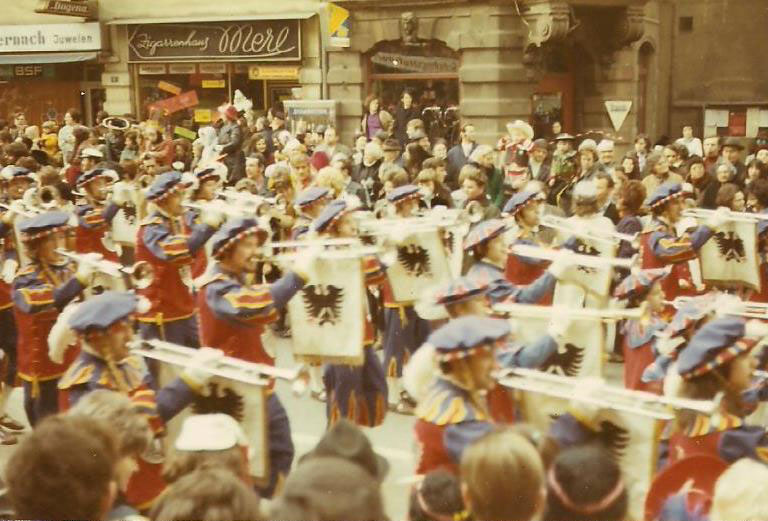 Die Marchingband ist (fast) ein fester Bestandteil des Rosenmontagumzuges in Völklingen, so auch in den 1970er Jahren (Foto: Sammlung Strempel)