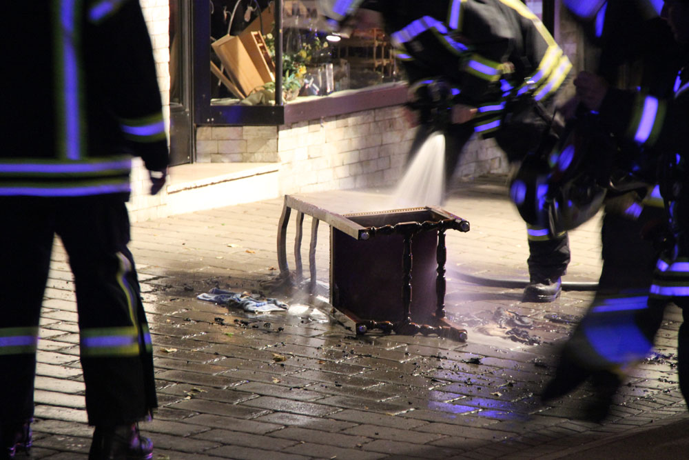 Die Feuerwehr löscht den Qualmenden Stuhl ab (Foto: Hell)