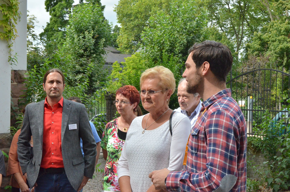 Die Ministerin besichtigt den Garten (Foto: Globus)