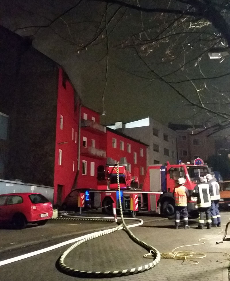 Die Feuerwehr Völklingen war mit zwei Drehleitern im Einsatz (Foto: Hell)