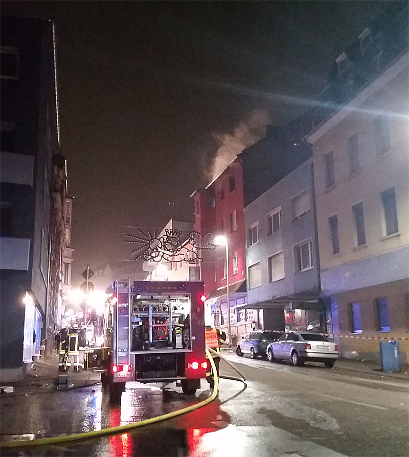 Die Karl-Janssen-Straße war bis in die Morgenstunden gesperrt (Foto: Hell)