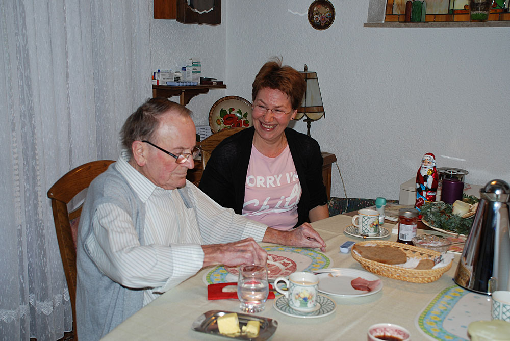 Raimund Weber wird liebevoll betreut (Foto: Pflegeherzen)