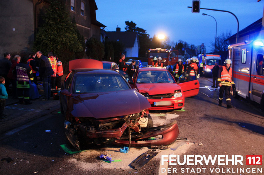 Die beiden Autos haben nur noch Schrottwerd (Foto: Feuerwehr Völklingen)