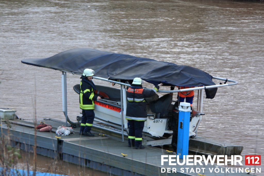 Das Rettungsboot Florian Völklingen 4/97-1 liegt dauerhaft an der Bootsanlegestelle bei Wehrden. Am Mittwoch beschädigte der Sturm das Dach. (Foto: Feuerwehr Völklingen)