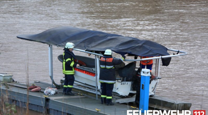 Das Rettungsboot Florian Völklingen 4/97-1 liegt dauerhaft an der Bootsanlegestelle bei Wehrden. Am Mittwoch beschädigte der Sturm das Dach. (Foto: Feuerwehr Völklingen)