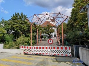 Das rote "Kunsterwerk" ist bald Geschichte (Foto: Hell)