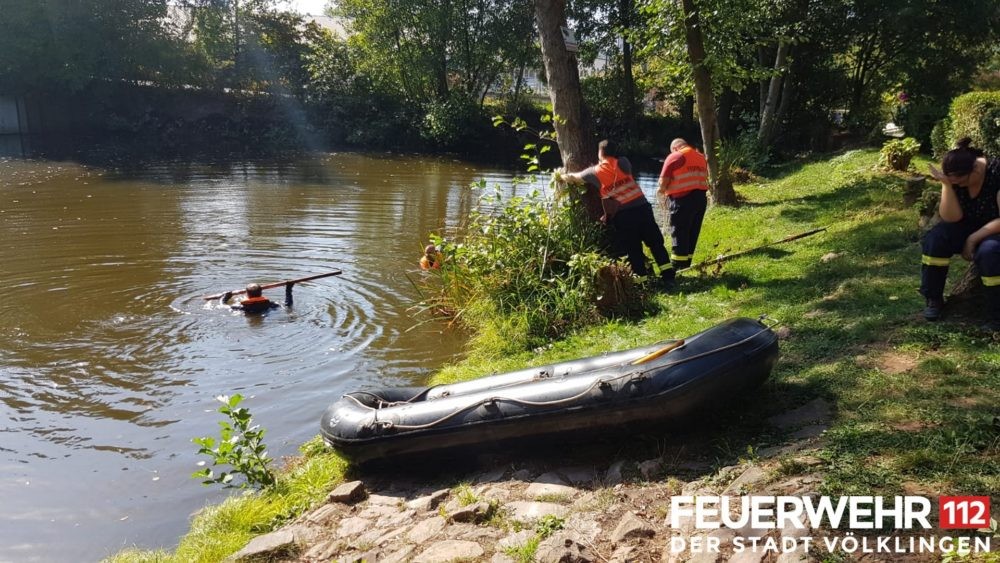 Feuerwehr schickt Schwimmretter in den Eisweiher (Foto: Feuerwehr Völklingen)