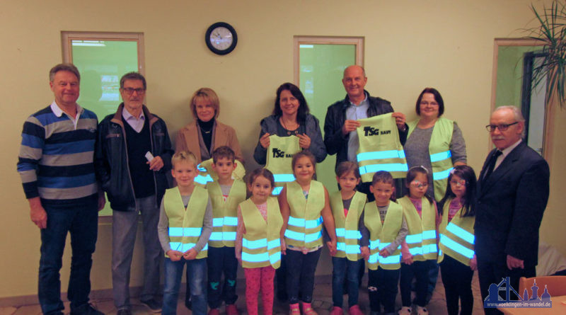 Die strahlenden Kinder im städtischen Kindergarten Ludweiler mit stehend von links: Hr. Michaltzik, Hr. Reitler (Sicherheitsbeirat Völklingen), Oberbürgermeisterin Fr. Blatt, Fr. Agostini und Hr. Burg (Fa. TSG), Fr. Siffrin (Leiterin des KiGa), Hr. Vitello (Ortsrat Ludweiler)