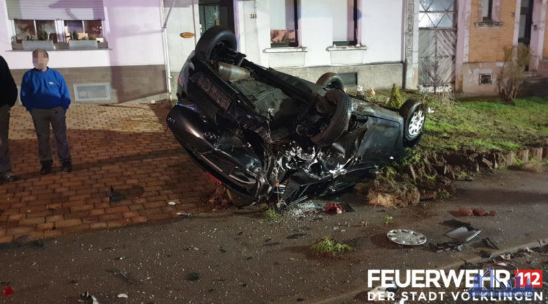 In der Hauptstraße in Lauterbach kam es zu einem Verkehrsunfall. Ein Fahrzeug kollidierte mit zwei parkenden Fahrzeugen. Bei Eintreffen der Einsatzkräfte hatte sich der Fahrer der Unfallwagens von der Unfallstelle entfernt. DIe Feuerwehr stellte den Brandschutz sicher, schaltete die Fahrzeuge stromlos und streute ausgelaufene Betriebsmittel ab. Ausserdem wurde die Hauptstraße im Bereich des Unfalls komplett gesperrt. Anschließend wurde die Einsatzstelle an die Polizei übergeben. Foto: Feuerwehr Völklingen