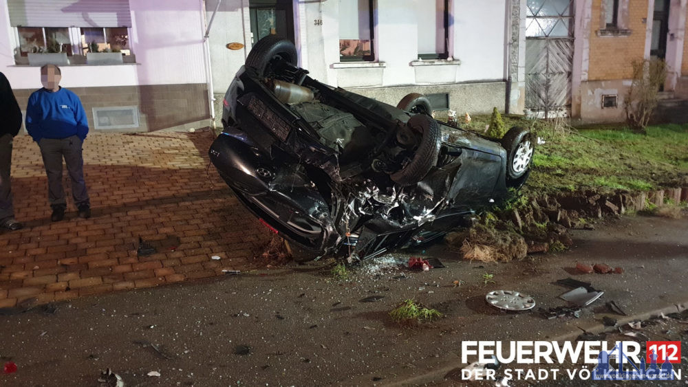 In der Hauptstraße in Lauterbach kam es zu einem Verkehrsunfall. Ein Fahrzeug kollidierte mit zwei parkenden Fahrzeugen. Bei Eintreffen der Einsatzkräfte hatte sich der Fahrer der Unfallwagens von der Unfallstelle entfernt. DIe Feuerwehr stellte den Brandschutz sicher, schaltete die Fahrzeuge stromlos und streute ausgelaufene Betriebsmittel ab. Ausserdem wurde die Hauptstraße im Bereich des Unfalls komplett gesperrt. Anschließend wurde die Einsatzstelle an die Polizei übergeben. Foto: Feuerwehr Völklingen