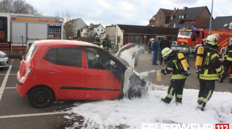 Die Feuerwehr wurde wegen eines brennenden PKWs alarmiert. Bei Eintreffen der Einsatzkräfte brannte der PKW im Motorraum. Ein Trupp unter Atemschutz löschte den Brand mittels Druckschlauch S ab. Anschließend wurde die Einsatzstelle an die Polizei übergeben.