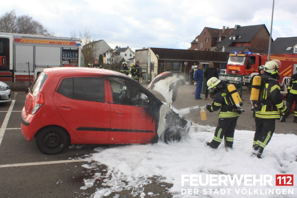 Die Feuerwehr wurde wegen eines brennenden PKWs alarmiert. Bei Eintreffen der Einsatzkräfte brannte der PKW im Motorraum. Ein Trupp unter Atemschutz löschte den Brand mittels Druckschlauch S ab. Anschließend wurde die Einsatzstelle an die Polizei übergeben.