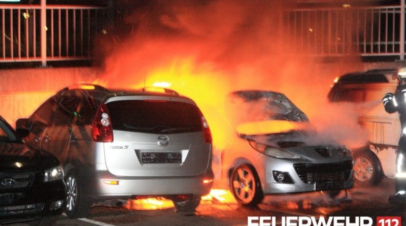 Die Feuerwehr wurde wegen eines brennenden PKWs alarmiert. Bei Eintreffen der Einsatzkräfte hatte der Vollbrand eines Fahrzeuges bereits auf 2 weitere übergegriffen. Ein Trupp unter Atemschutz löschte den Brand mittels Druckschlauch S ab und führte Nachlöscharbeiten mit der Schaumpistole durch. Anschließend wurde die Einsatzstelle an die Polizei übergeben. Foto: FFW VKL