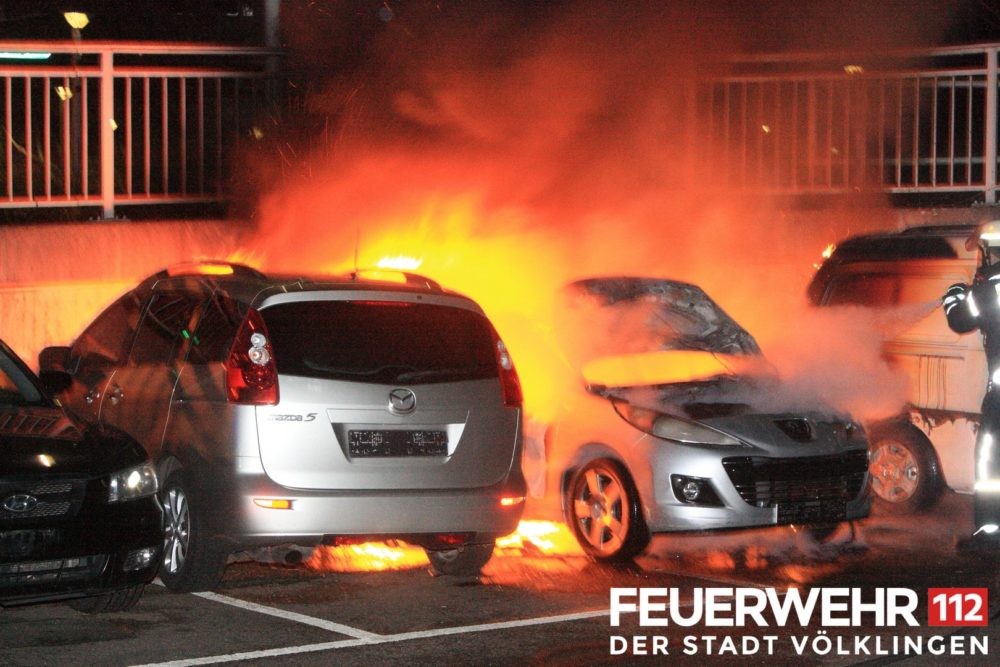 Die Feuerwehr wurde wegen eines brennenden PKWs alarmiert. Bei Eintreffen der Einsatzkräfte hatte der Vollbrand eines Fahrzeuges bereits auf 2 weitere übergegriffen. Ein Trupp unter Atemschutz löschte den Brand mittels Druckschlauch S ab und führte Nachlöscharbeiten mit der Schaumpistole durch. Anschließend wurde die Einsatzstelle an die Polizei übergeben. Foto: FFW VKL