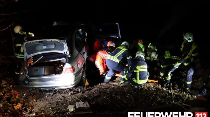 Der Feuerwehr wurde ein Verkehrsunfall mit eingeklemmter Person gemeldet. Bei Eintreffen an der Einsatzstelle stellte es sich heraus, dass ein PKW von der L136 abgekommen und etwa 10 Meter in die Tiefe gestürzt war. Im Fahrzeug welches in der Böschung der Kollerbach zum Stillstand kam, wurde eine Person eingeschlossen. In Zusammenarbeit mit dem Rettungsdienst konnte der Fahrer aus dem Fahrzeug befreit, mittels Schleifkorbtrage gerettet und an den Rettungsdienst zur weiteren Behandlung übergeben werden. Des Weiteren wurde durch die Feuerwehr Püttlingen mittels Drehleiter die Einsatzstelle ausgeleuchtet und eine Ölsperre in der Köllerbach ausgelegt um auslaufende Betriebsstoffe aufzufangen. Abschließend stellte die Feuerwehr den Brandschutz sicher, bis die Bergung des PKW durch ein Abschleppunternehmen abgeschlossen war. (c) FF VK Abteilung PÖA - W. Schmidt