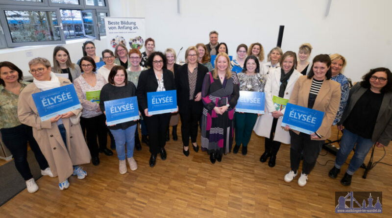 Insgesamt überreichten Ministerpräsidentin Anke Rehlinger und Bildungsministerin Christine Streichert-Clivot sechs saarländischen Kitas die offizielle Plakette in den Räumlichkeiten des Bildungsministeriums in Saarbrücken. Foto: (c) Iris Maria Maurer