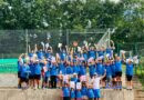 Die jungen Teilnehmer am Sommer-Camp des TC Heidstock in den üblichen Jahrgangs-T-Shirts und den Trainern Dominik Schmidt und Fabio Faust. Sind alle 43 auf dem Foto? Bitte, nachzählen.