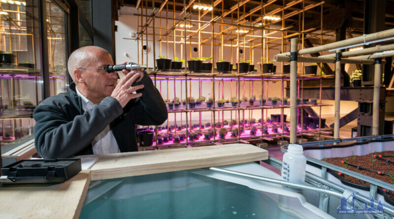 Aquaponik Meeresbiologe Uwe Waller nimmt eine Wasserprobe im FUTURE LAB IBA-Plant Copyright Foto: Weltkulturerbe Völklinger Hütte/Oliver Dietze