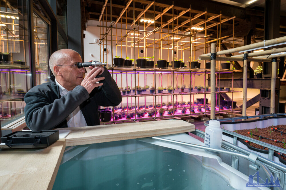 Aquaponik Meeresbiologe Uwe Waller nimmt eine Wasserprobe im FUTURE LAB IBA-Plant Copyright Foto: Weltkulturerbe Völklinger Hütte/Oliver Dietze