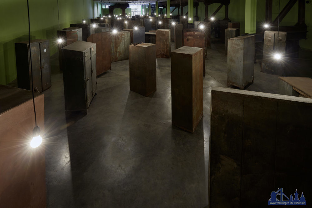 Christian Boltanski: Erinnerungen | Souvenirs | Memories Weltkulturerbe Völklinger Hütte, Erzhalle,  1. November 2018 bis 31. August 2019 Mixed-Media mit 91 historischen Arbeiterspinden der Völklinger Hütte, Licht, Sound (Erinnerungen an die Arbeit in der Völklinger Hütte von ehemaligen Hüttenarbeitern) Maße 2,2 x 12 x 40 m Copyright: Weltkulturerbe Völklinger Hütte/Hans-Georg Merkel