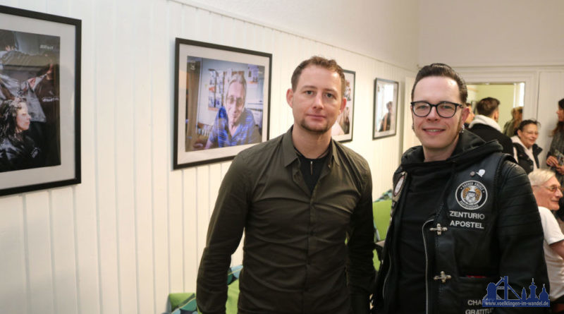 Zur Eröffnung der Ausstellung im Café Valz in Völklingen mit den Fotos von Bernd Ollinger (li) war auch Björn Harry von den Barber Angels gekommen. Foto: Diakonie Saar/ Paulus