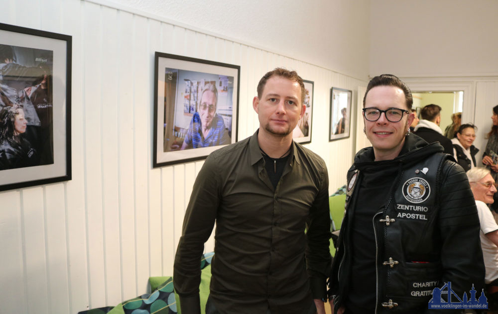 Zur Eröffnung der Ausstellung im Café Valz in Völklingen mit den Fotos von Bernd Ollinger (li) war auch Björn Harry von den Barber Angels gekommen. Foto: Diakonie Saar/ Paulus