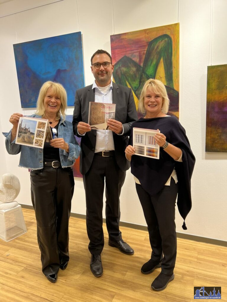 Traudel Bennoit, Lars Hüsslein und Christiane Blatt stellen den zweitenTeil des Kunstführers „Kunstwerke im öffentlichen Raum Völklingen“ vor.
Foto-Nachweis: Lothar Bennoit