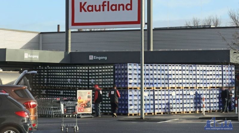 Eine riesige Wand aus Bierkästen blockiert am heutigen Freitagmorgen den Eingang zur Kaufland-Filiale in der Hallerstraße im Völklinger Stadtteil Wehrden.