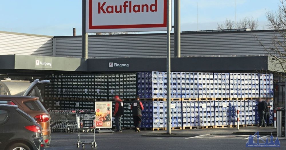 Eine riesige Wand aus Bierkästen blockiert am heutigen Freitagmorgen den Eingang zur Kaufland-Filiale in der Hallerstraße im Völklinger Stadtteil Wehrden.