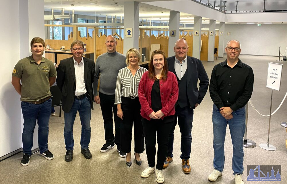 Von links: Marvin Kammer (Fachdienst ITP), Martin Alt (Leiter ITP), Björn Thom (Gerd Thom GmbH), Christiane Blatt, Anne Schleppi (Fachbereichsleiterin Bürgerdienste), Bürgermeister Christof Sellen und Carsten Siewing (Leiter Bürgerbüro)