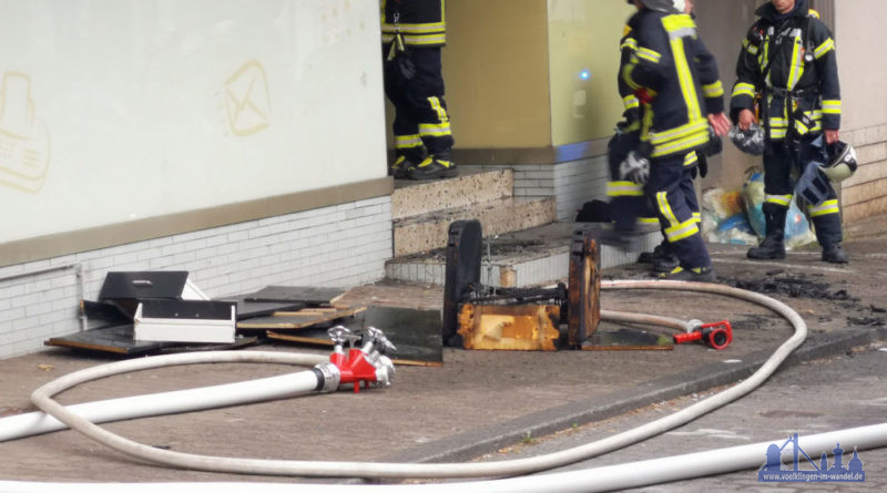 Unrat brannte im Eingangsbereich (Foto: Hell)