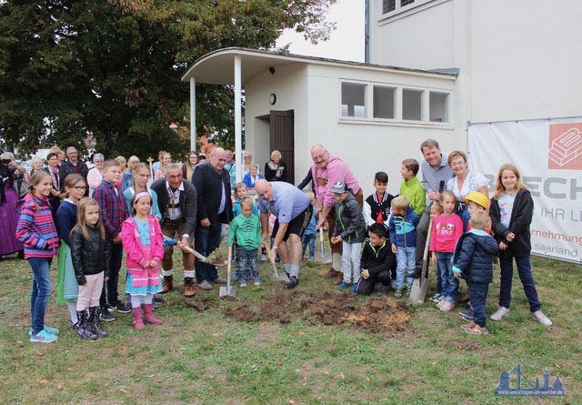 Am Samstag war es endlich soweit, die Katholische Pfarrgemeinde „Schmerzhafte Mutter“ traf sich nach dem sehr gut besuchten und feierlichen Gottesdienst anlässlich des Patroziniums der Pfarrkirche vor der Kirche zum Spatenstich für ihre neuen Pfarrräumlichkeiten. Foto: Rink