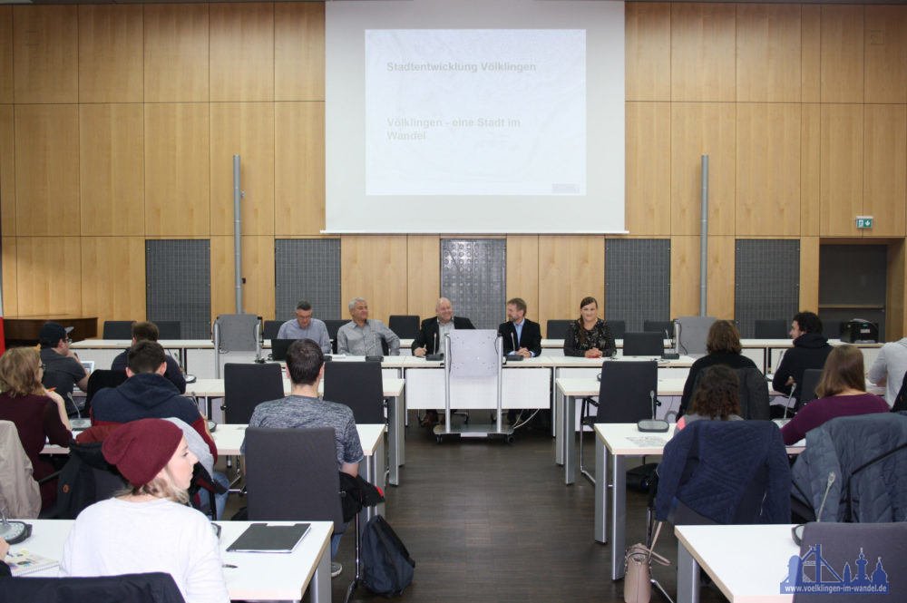 StudentInnen des Projekts im Neuen Rathaus  Foto: U. Grieger