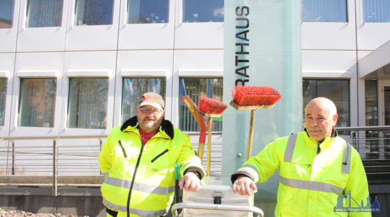 Gehören zu dem Team, das in der Innenstadt für Sauberkeit sorgt: Vito Puglisi und Berthold Jacobs(von rechts) ; Foto: Uwe Grieger