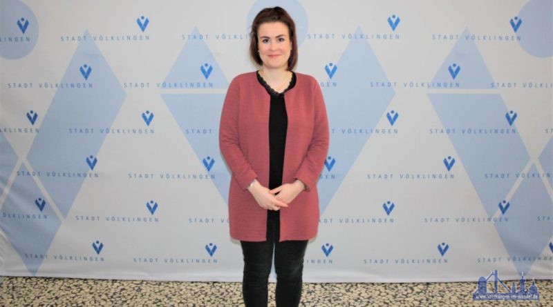 Volljuristin Anne Schleppi (30) ist die neue Fachbereichsleiterin „Bürgerdienste“ bei der Stadt Völklingen. (Foto: Stadt)