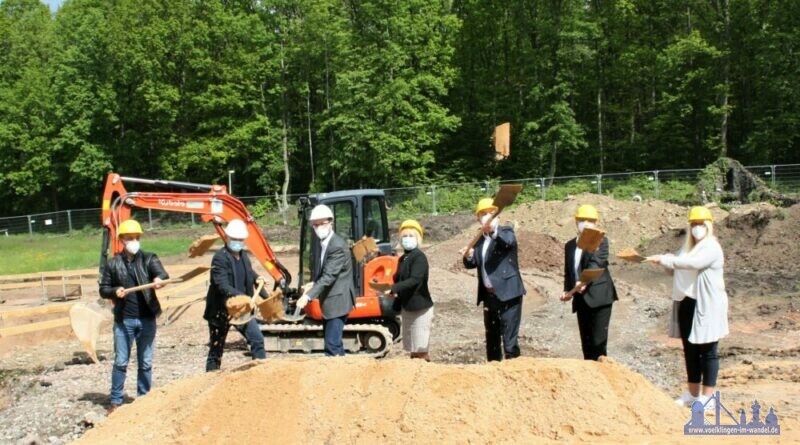 Freuen sich über den Baubeginn des neuen Marienhaus Seniorenzentrums St. Josef: Sascha Schneider vom Bauunternehmen Heitz, Gerd Barbian vom Bauunternehmen Barbian, Architekt Christian Spranger vom Baumanagement der Marienhaus Dienstleistungen GmbH, Völklingens Oberbürgermeisterin Christiane Blatt, Marienhaus Geschäftsführer Alexander Schuhler, Einrichtungsleiter Axel Lindemann und Pflegedienstleiterin Barbara Scherer-Baurowicz (von links). Foto: Stadt Völklingen, S. Feß