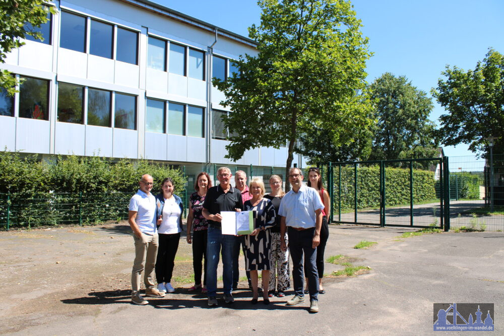 v. l. Wolfgang Paquet (Fachdienst Stadtplanung und -entwicklung), Britta Marekfia, Anke Klein-Brauer (beide Regionalmanagement LAG), Jörg Dreistadt (Vorsitzender LAG Warndt-Saargau), Oberbürgermeisterin Christiane Blatt, Michael Samsel (Stellv. Ortsvorsteher Lauterbach), Jenny Ungericht (Fachbereichsleiterin Bildung, Kultur, Soziales), Erik Roskothen (Ortsvorsteher Lauterbach), Tina Reitler-Fries (Fachdienst Kita, Grundschulen), Bild: Stadt Völklingen.