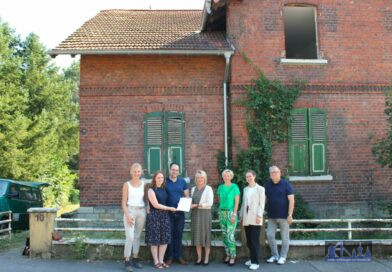 (Stadt VK): V.l.n.r.: Architektin Bärbel Leinenbach, die Eheleute Hakenesch, Oberbürgermeisterin Christiane Blatt, Tanja Schreiner-Zöllner, Paula Zimmermann und Stephan Oellerich (alle Stadt Völklingen) vor dem Sanierungsobjekt in der Althansstraße.