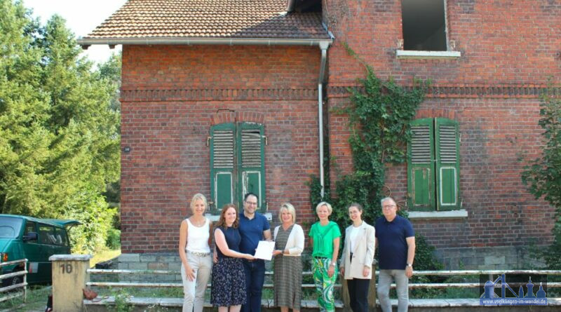 (Stadt VK): V.l.n.r.: Architektin Bärbel Leinenbach, die Eheleute Hakenesch, Oberbürgermeisterin Christiane Blatt, Tanja Schreiner-Zöllner, Paula Zimmermann und Stephan Oellerich (alle Stadt Völklingen) vor dem Sanierungsobjekt in der Althansstraße.