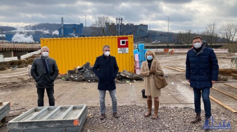 V.l.n.r.: Stadtplaner Michael Zimmer, Fachbereichsleiter "Technische Dienste" Heinz Beck, Oberbürgermeisterin Christiane Blatt und Michael Röther auf der Baustelle des Modepark Röther (Quelle: Stadt Völklingen, S.Feß)