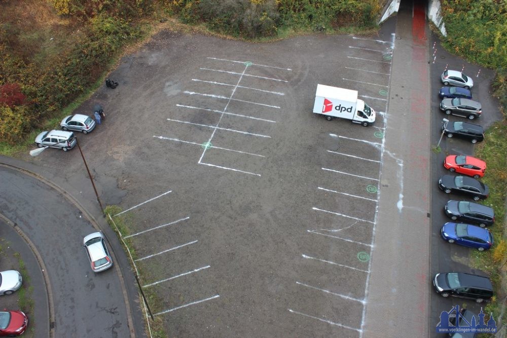 Die eingezeichneten Parkbuchten im Alten Brühl (Foto: Mailänder)