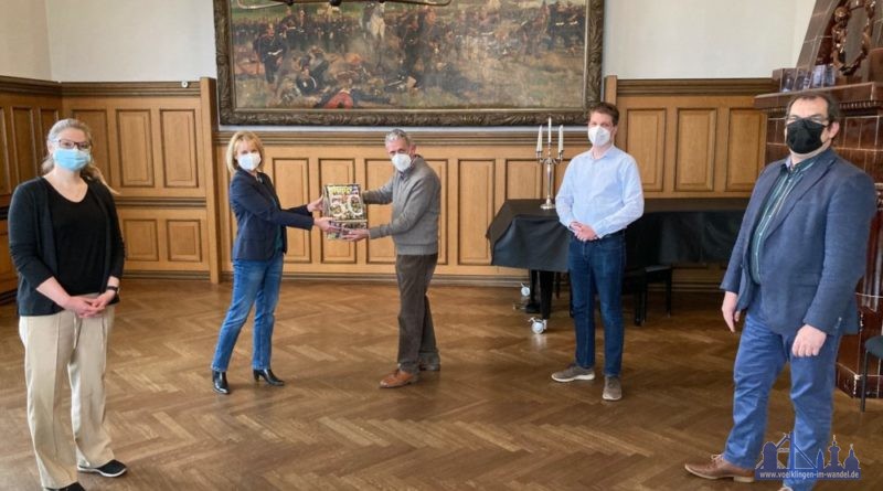 V.l.n.r.: VHS-Direktorin Jenny Ungericht, Oberbürgermeisterin Christiane Blatt, Bernd Engel, Stadtarchivar Dr. Michael Röhrig und Erik Roskothen bei der Übergabe der "Plopp"-Magazine im Alten Rathaus (Foto: Stadt Völklingen, S.Feß)